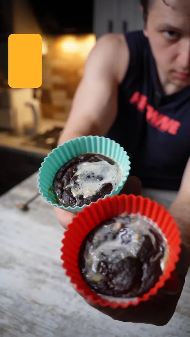 Банано-шоколадный брауни с мороженым